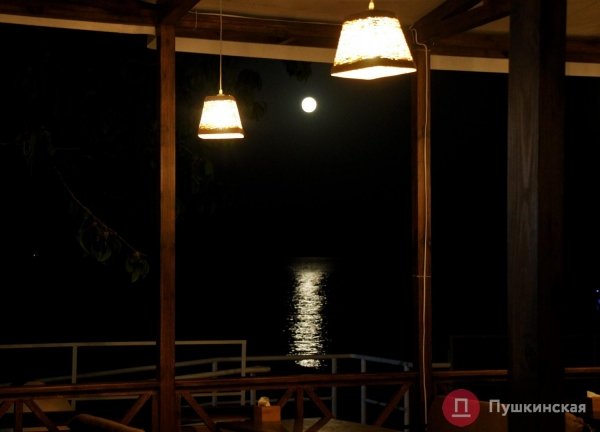 Как одесситы на берегу Черного моря красную суперлуну встречали. Фоторепортаж