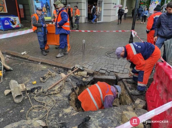 На дороге в центре Одессы появилась яма и в нее попала маршрутка. Фото