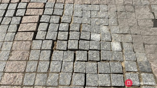 Поплывшая брусчатка, разбитые фонтаны и скандальные качели: как выглядит Греческая площадь. Фото