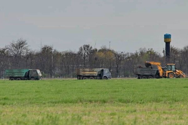Теперь не проехать: вокруг курорта в Одесской области выкопали глубокий ров