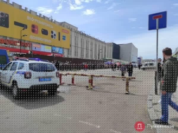 Екатерининскую у «Привоза» закрыли, но торговля на проезжей части пока продолжается. Фото