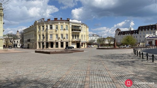 Поплывшая брусчатка, разбитые фонтаны и скандальные качели: как выглядит Греческая площадь. Фото