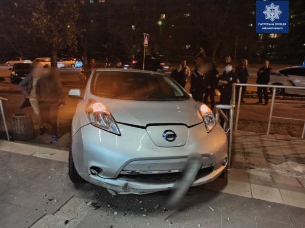 В Одессе электроавтомобиль «самовольно» заехал на крыльцо супермаркета. Фото