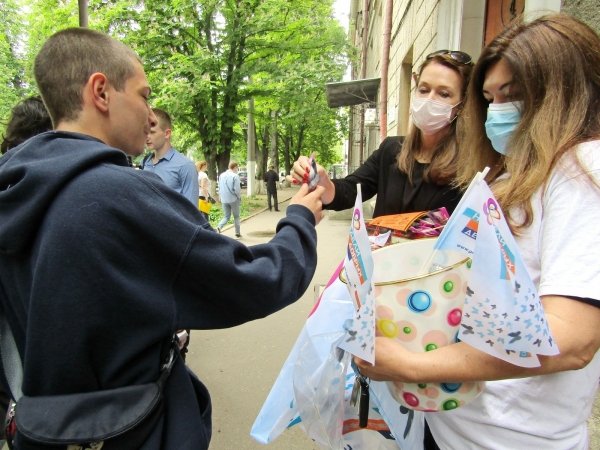 Во всемирный день без табака в Одессе меняли сигареты на конфеты. Фото