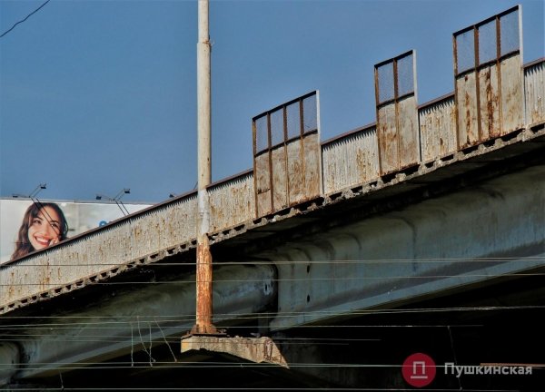 В Одессе подумывают отремонтировать опасный для пешеходов путепровод: как он выглядит сейчас. Фото