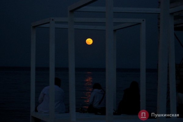 Как одесситы на берегу Черного моря красную суперлуну встречали. Фоторепортаж