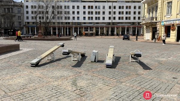 Поплывшая брусчатка, разбитые фонтаны и скандальные качели: как выглядит Греческая площадь. Фото
