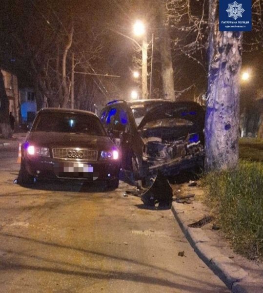 На Адмиральском проспекте Ford столкнулся с Audi и врезался в дерево: пострадали два человека. Фото