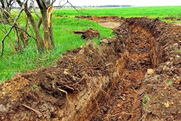 Теперь не проехать: вокруг курорта в Одесской области выкопали глубокий ров