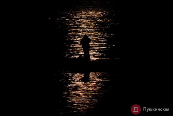 Как одесситы на берегу Черного моря красную суперлуну встречали. Фоторепортаж