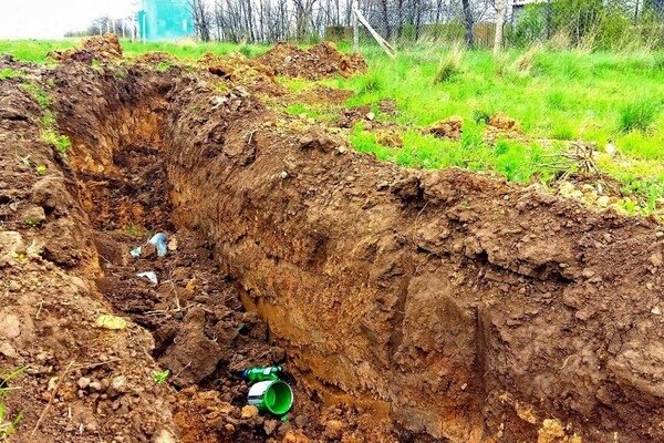 Теперь не проехать: вокруг курорта в Одесской области выкопали глубокий ров