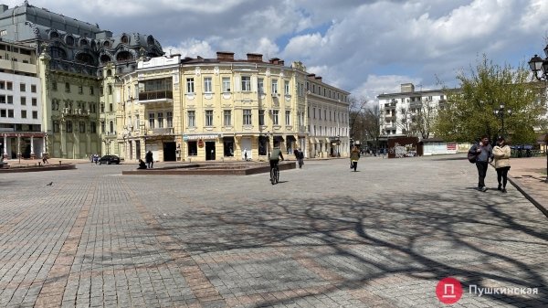 Поплывшая брусчатка, разбитые фонтаны и скандальные качели: как выглядит Греческая площадь. Фото