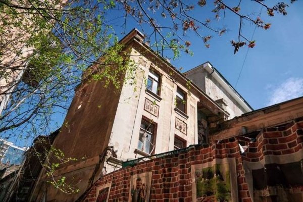 Судьба исторического дома на Ришельевской: местные бьют тревогу, застройщик говорит, что просто вывозит мусор