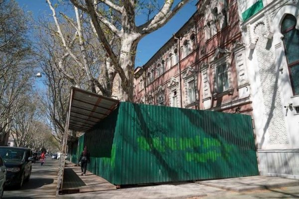 Судьба исторического дома на Ришельевской: местные бьют тревогу, застройщик говорит, что просто вывозит мусор