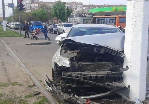 На Люстдорфской дороге произошло ДТП: авто врезалось в столб 