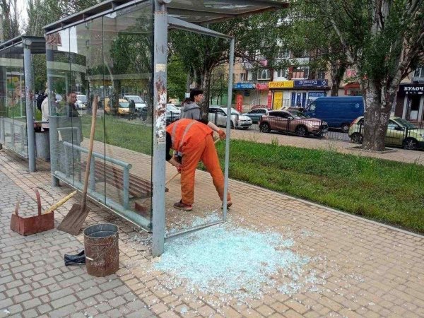 Появилось видео, как вандал разбил остановку в Одессе