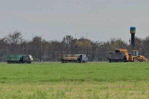 Теперь не проехать: вокруг курорта в Одесской области выкопали глубокий ров