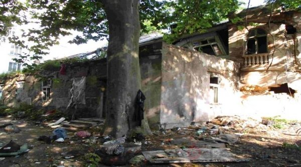 Восстановят или снесут? Детсад в переулке Каркашадзе обнесли забором