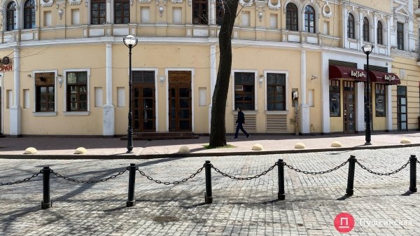 Поплывшая брусчатка, разбитые фонтаны и скандальные качели: как выглядит Греческая площадь. Фото