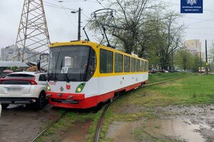 В Одессе джип остановил движение трамваев: авто эвакуировали 