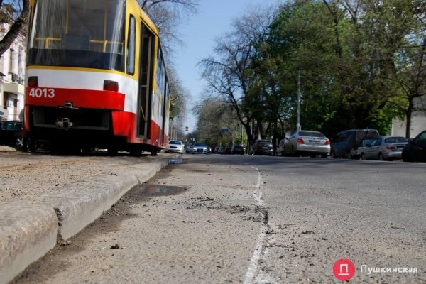В центре Одессы трамвай сошел с рельс, ударил столб и выскочил на встречку. Фото