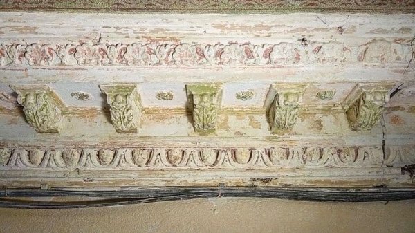 В Лютеранском переулке продолжается реставрация старинной росписи — специалисты просят о помощи