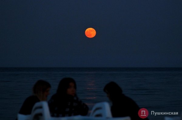 Как одесситы на берегу Черного моря красную суперлуну встречали. Фоторепортаж