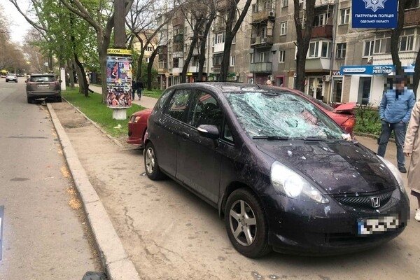 В Одессе машину отбросило на пешехода: видео момента аварии