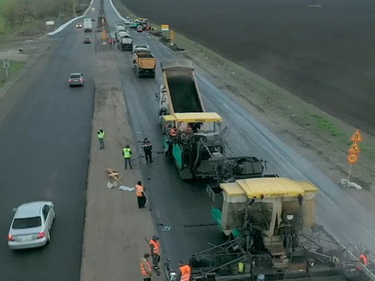 Дорогу Єдності за програмою Зеленського «Велике будівництво» ремонтують цілодобово та без вихідних
