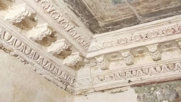 В Лютеранском переулке продолжается реставрация старинной росписи — специалисты просят о помощи