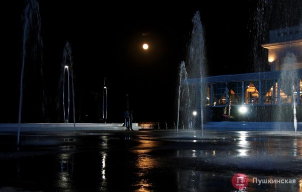 Как одесситы на берегу Черного моря красную суперлуну встречали. Фоторепортаж