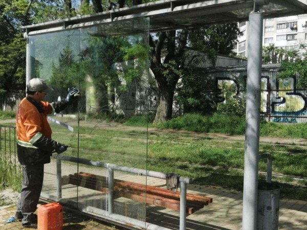 В Одессе вандалы разрисовали и разбили стеклянную остановку. Фото