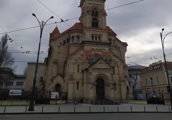 Война со скейтерами: вход в одесскую Кирху оградили столбиками