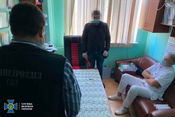 Завотделением одесской больницы вымогал 300 тысяч за бесплатную операцию и попался 