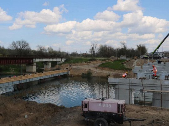 На Херсонщині за програмою Зеленського «Велике будівництво» відбудовують міст через Північно-Кримський канал