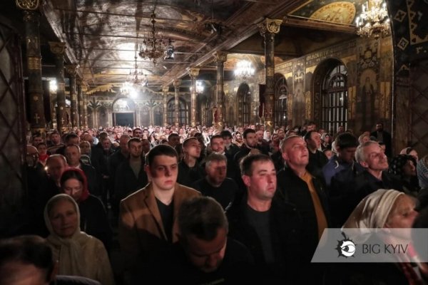 Пасха в условиях пандемии: в Лавре люди забыли о масках и социальной дистанции