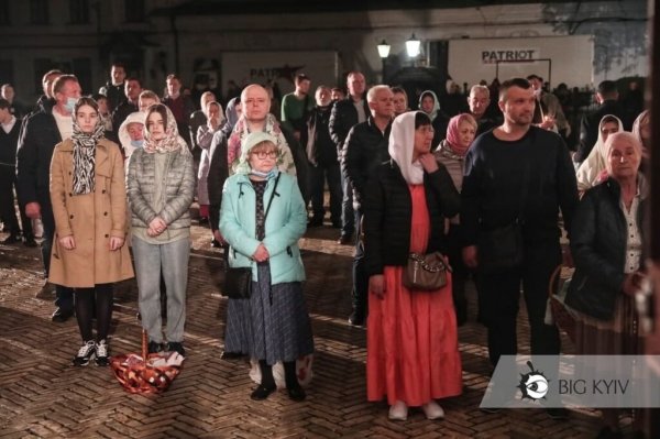 Пасха в условиях пандемии: в Лавре люди забыли о масках и социальной дистанции