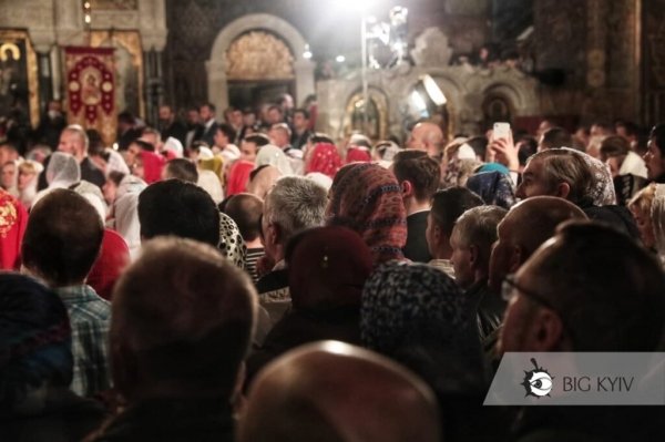 Пасха в условиях пандемии: в Лавре люди забыли о масках и социальной дистанции