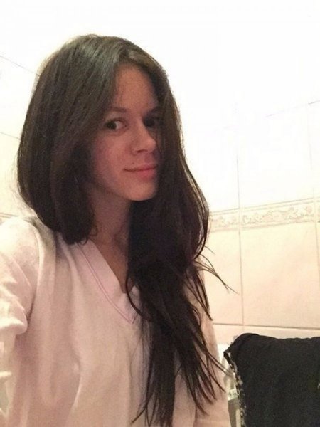 Після смерті Вікторії її телефон був включений, і хтось продовжував листуватися з друзями від її імені
