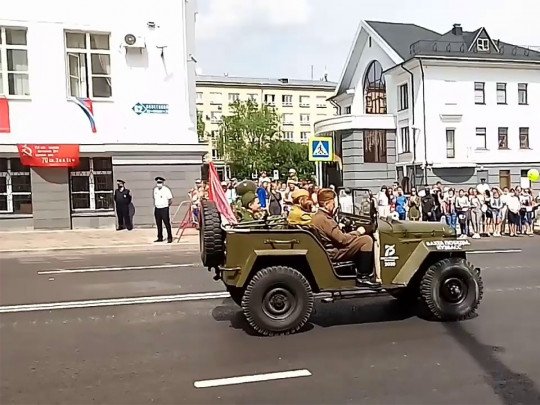 Загасили ганчіркою: в Росії під час параду загорівся військовий автомобіль