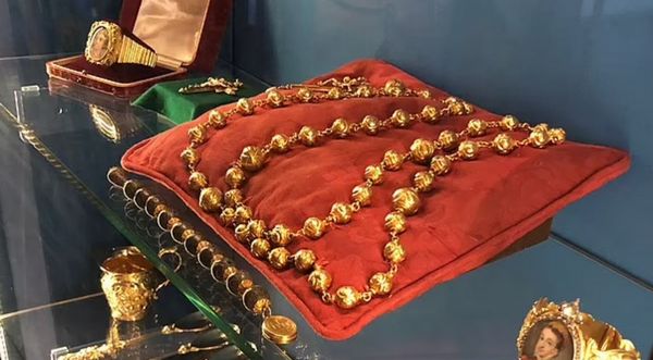 З англійського замку викрали скарби — серед них золоті чотки королеви Шотландії Марії Стюарт