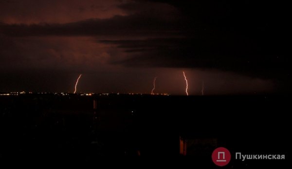 Гром и сверкающие молнии: красивые фото и видео ночной грозы над Одессой