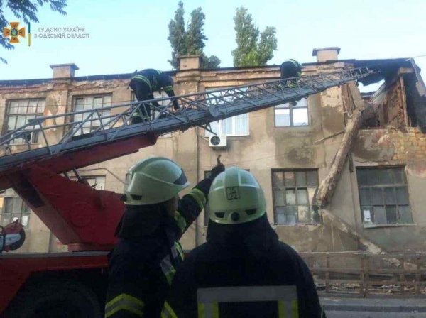В Одессе обрушилось старое здание завода. Фото