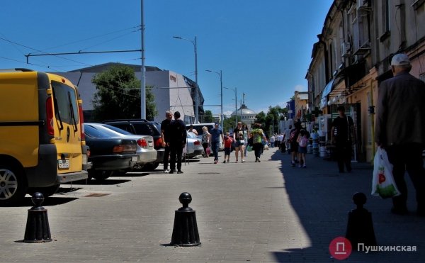 Сами платят, сами ломают: мэр Одессы намерен обуздать «парковочный халоймес» в Новощепном ряду