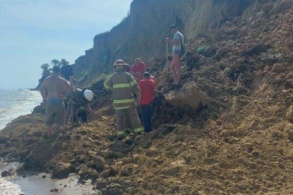 На курорте в Одесской области произошел оползень: под завалами ищут людей (обновлено)