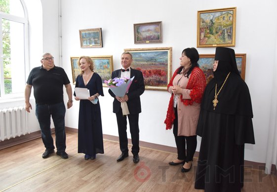 Одесский художник-адвокат открыл выставку ко Дню конституции