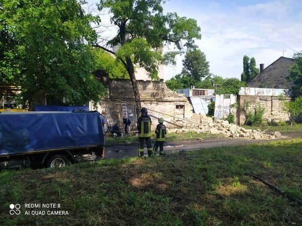 В Одессе рухнула стена дома и повредила газовую трубу