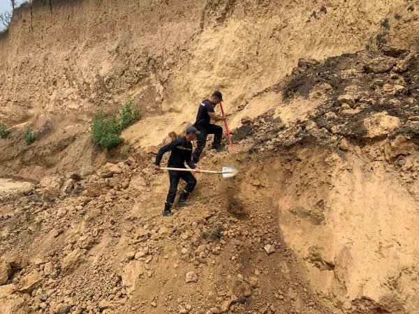 Людей под обвалом грунта в Лебедевке не нашли. Фото, обновлено