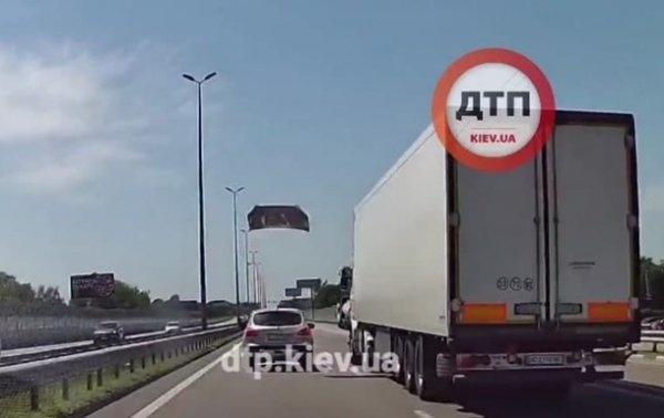 Под Киевом авто во время движения "потеряло" капот