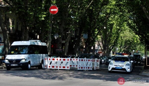 Тепловики рассказали, откуда в центре Одессы огромная яма, создающая пробки, и когда ее уберут. Фото